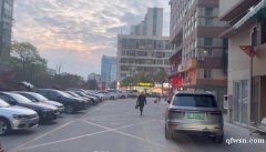 便宜底樓商鋪出售，大路邊，可餐飲，好停車，兩層